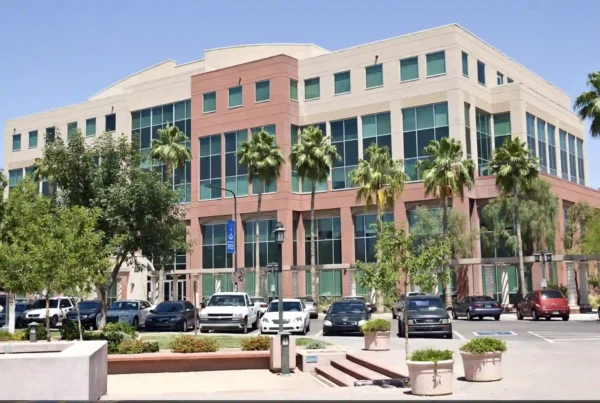 Commercial building w/ cars parked in front of the building